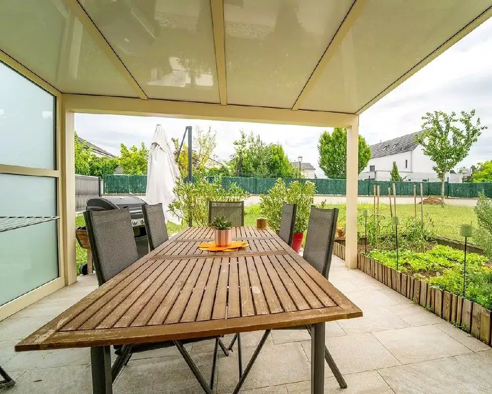 Terrasse couverte avec table en bois